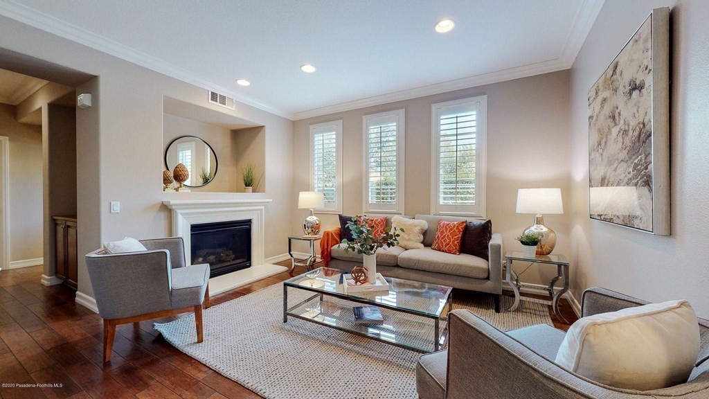 LADStaging's tweet photo. Using color will draw in the eye 👀 (and the buyer), the trick is doing it right. Keep the larger pieces nuetral and pair with pops of color with cushions and throws for an instant lively and cheery space! 😊
#laurenashleydesigns #Laurenashleystaging #homestaging #stagedtosell https://t.co/Box7mzzI71