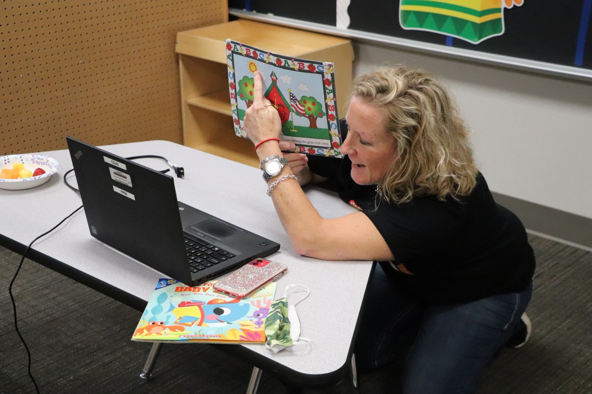katyisd's tweet image. Story time for our elementary students still carries on strong through #virtuallearning! Teachers use these fun, engaging books to teach our littlest students about feelings, cause and effect, social cues, and more. #KatyISD #SmartRestart