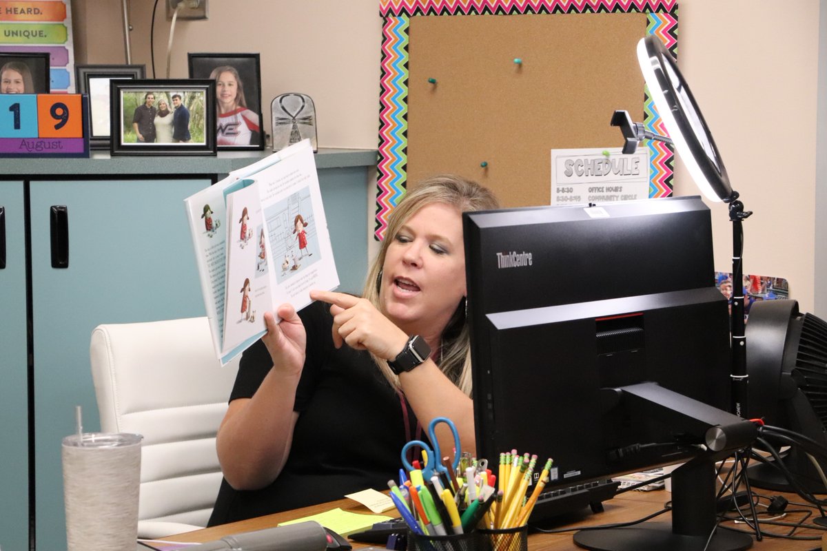 katyisd's tweet image. Story time for our elementary students still carries on strong through #virtuallearning! Teachers use these fun, engaging books to teach our littlest students about feelings, cause and effect, social cues, and more. #KatyISD #SmartRestart