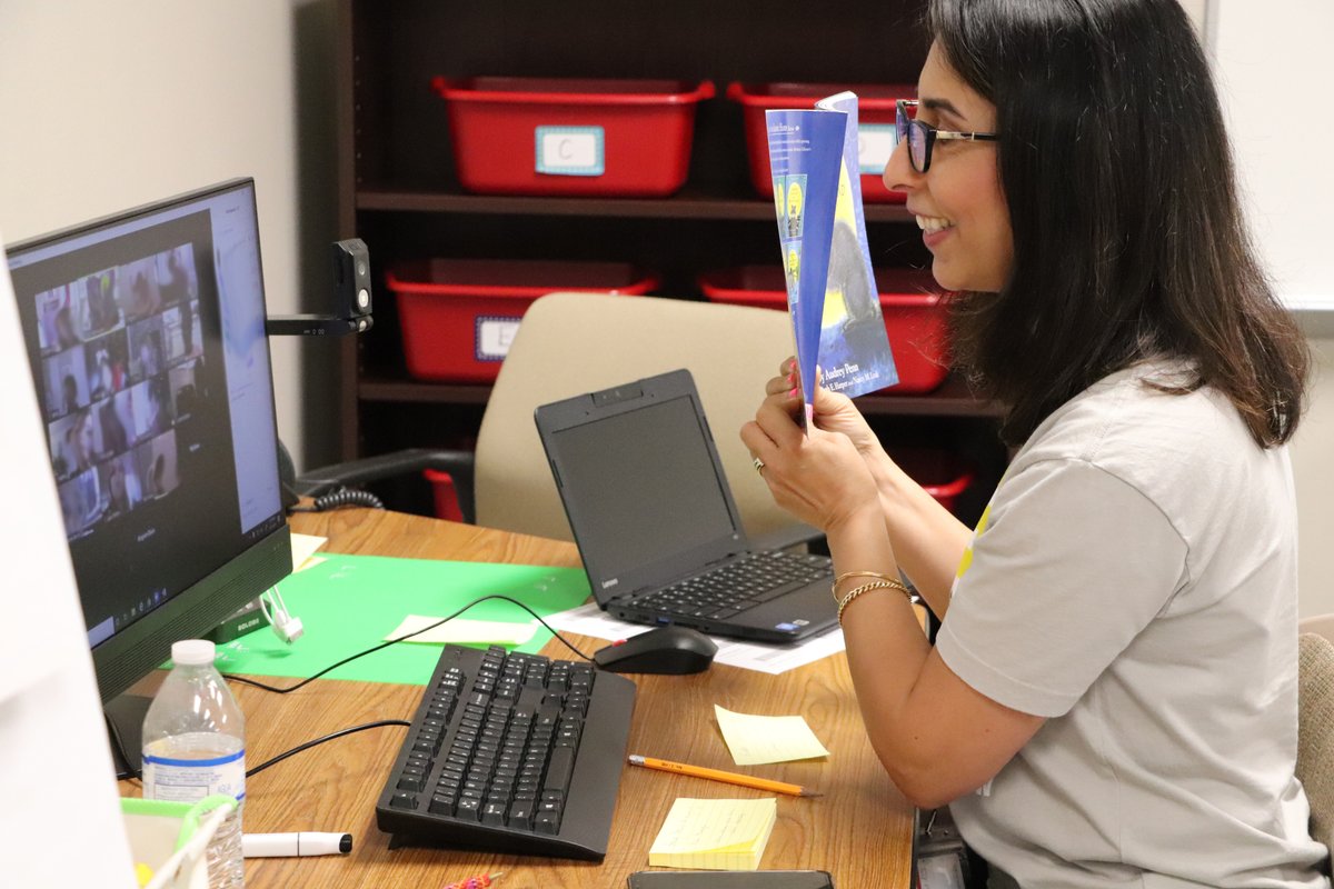katyisd's tweet image. Story time for our elementary students still carries on strong through #virtuallearning! Teachers use these fun, engaging books to teach our littlest students about feelings, cause and effect, social cues, and more. #KatyISD #SmartRestart