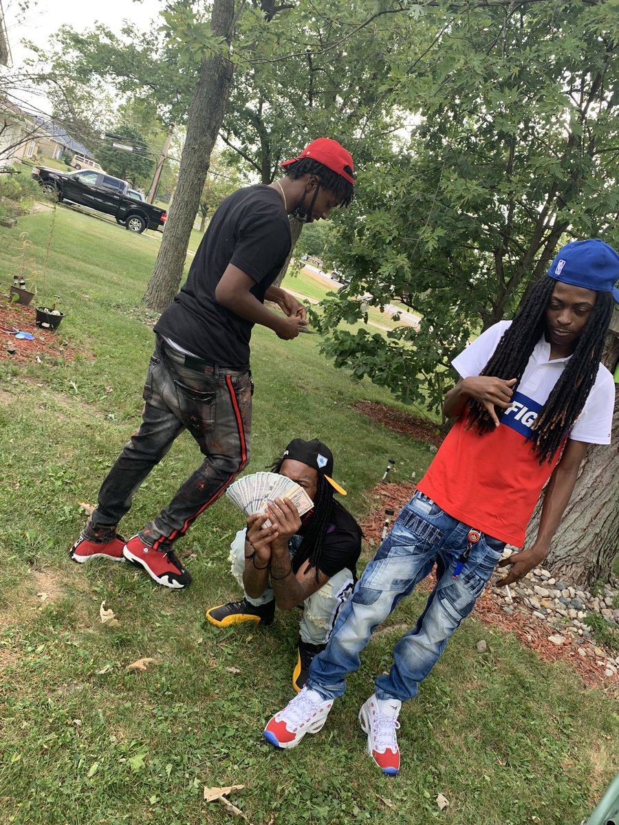 BunknEd's tweet photo. Come to death row 🤘🏾 I’ll teach you how to use yo talents 🤣🐐🤘🏾#cometodarow #ripdrizz #RipLee https://t.co/79S2ckvvyT