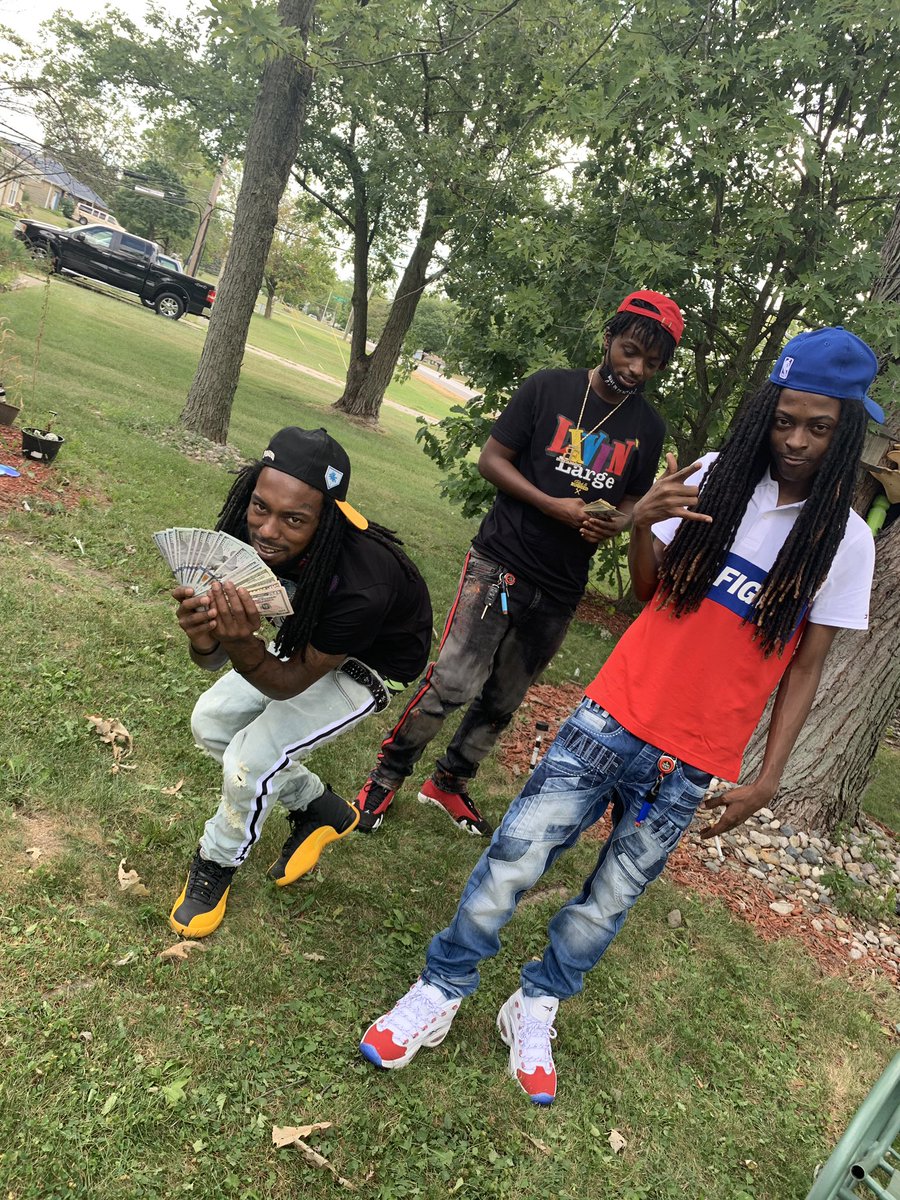 BunknEd's tweet photo. Come to death row 🤘🏾 I’ll teach you how to use yo talents 🤣🐐🤘🏾#cometodarow #ripdrizz #RipLee https://t.co/79S2ckvvyT