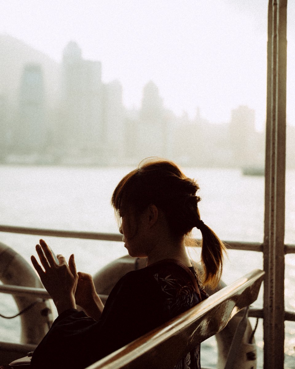 jonathanbertin's tweet photo. Golden hour dans le star ferry à Hong Kong.

insta: jonathanbertin https://t.co/8ZzDWcEQh0