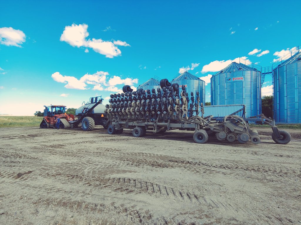 PillarLasers's tweet image. Demo today near Arlee SK! The SF-71 is ready for some fall acres. #pillardrill #discdrill