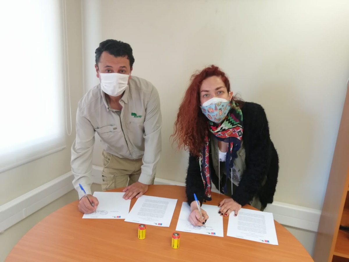 conaf_minagri's tweet photo. ♻️🔋 #CONAFAtacama se suma al reciclaje de pilas con @recybatt, ya que entregarán las baterías que se utilizan en las cámaras trampas que monitorean la fauna en la región. 🦊 @Hector_SotoV @MinagriAtacama 

Conoce más aquí: https://t.co/XrWZvwBhAZ https://t.co/npVgN4BKOe