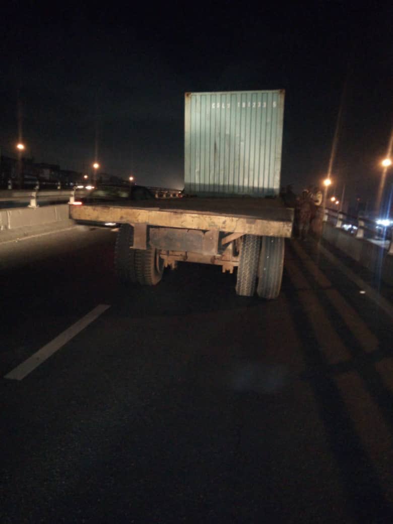 VIA @Agbatordude: #Ojuelegba #LASTMABreakdownReport Report of a brokendown loaded trailer with 20ft container on Ojuelegba bridge inward Barracks having a stud and shaft problem. @trafficbutter @beat_traffik #happynaija #happynaijablog #BreakingNews