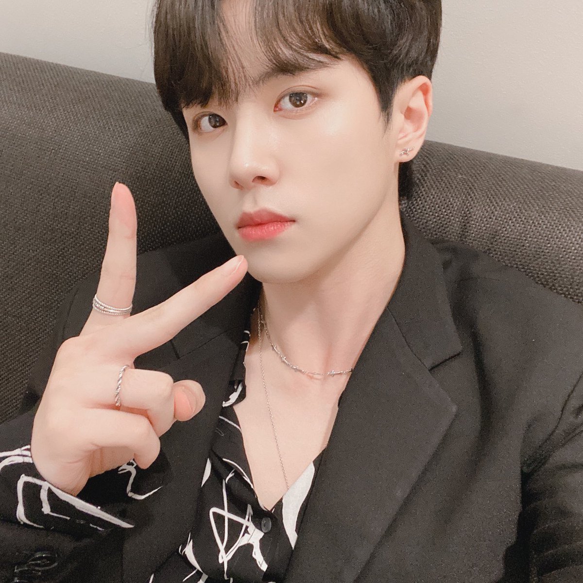 WEi__Official's tweet photo. 오늘의 히든 🍭깜짝캔디맨은 동한😬
백지영 선배님의 우승을 응원하러 나타난 동하니도 헷갈렸지만😅 금요일 저녁도 함께해주셔서 감사드립니다❣️🎶

#위아이 #WEi #김동한 #KIMDONGHAN https://t.co/TL2YPpvZN0