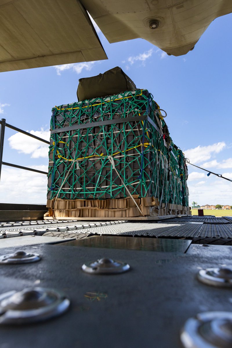 Last week a  @RoyalAirForce  @JADTEUPhotog joined  @BritishArmy  @UKArmyLogistics Air Despatchers, from JADTEU, in the air as they dropped a number of Container Delivery System pallets over Salisbury plains, allowing the Despatchers to maintain essential currencies...  