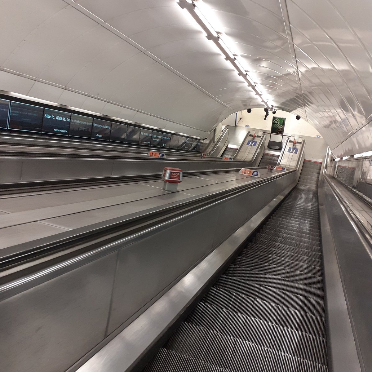 nevin_june's tweet photo. Back to work in the alternative universe.
Waterloo station. Jubilee Line.
9am Friday 28th August. https://t.co/JoJxFyDJZJ