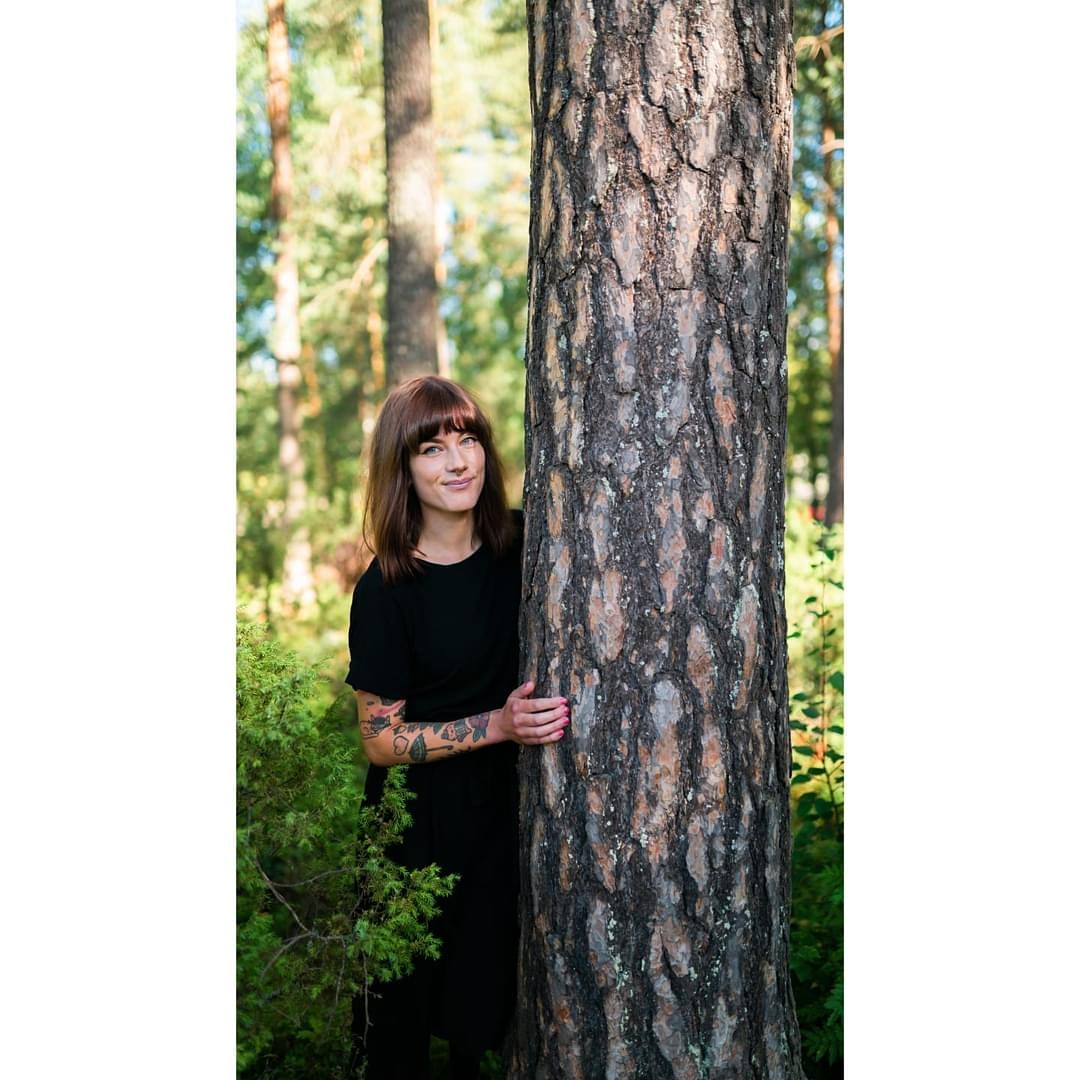 Puunhalausviikon tämän vuoden teemana on Lähipuumatkailu. Osoita sinäkin arvostuksesi lähiympäristön puulle ja anna sille halaus! Kuvassa #Maisemasuunnittelijat ry:n hallituksen sihteeri Henna Väisänen halaamassa toimiston viereisen lähimetsän mäntyä. #puunhalausviikko 💚