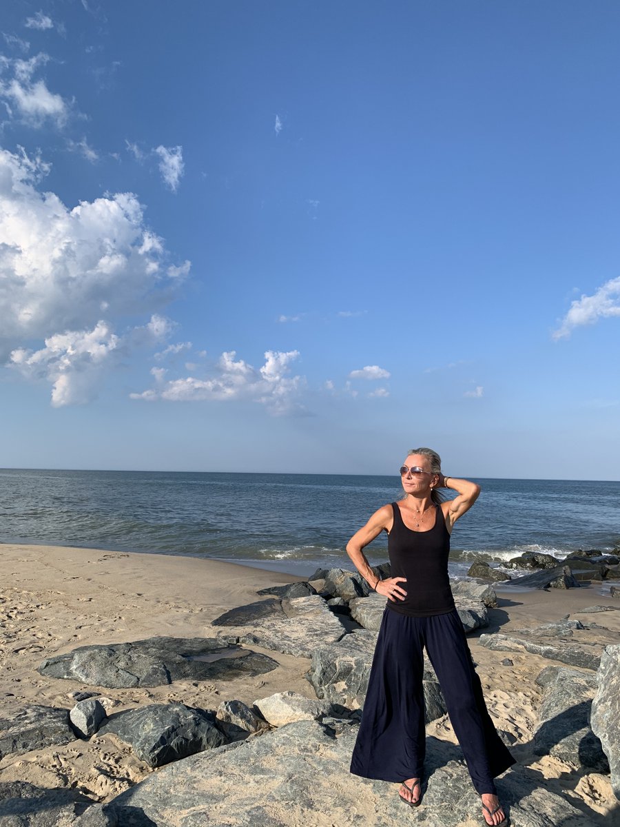 freereignstyle's tweet photo. Weekend looks should be as comfy as they are stylish! You can wear your Everyday Tank when you’re lounging around the house, on your Zoom calls or soaking up the last days of summer by the beach!

Shop our Everyday Tank through our new website! https://t.co/AhZjCyYw1Z https://t.co/y5ZaA6BKNp