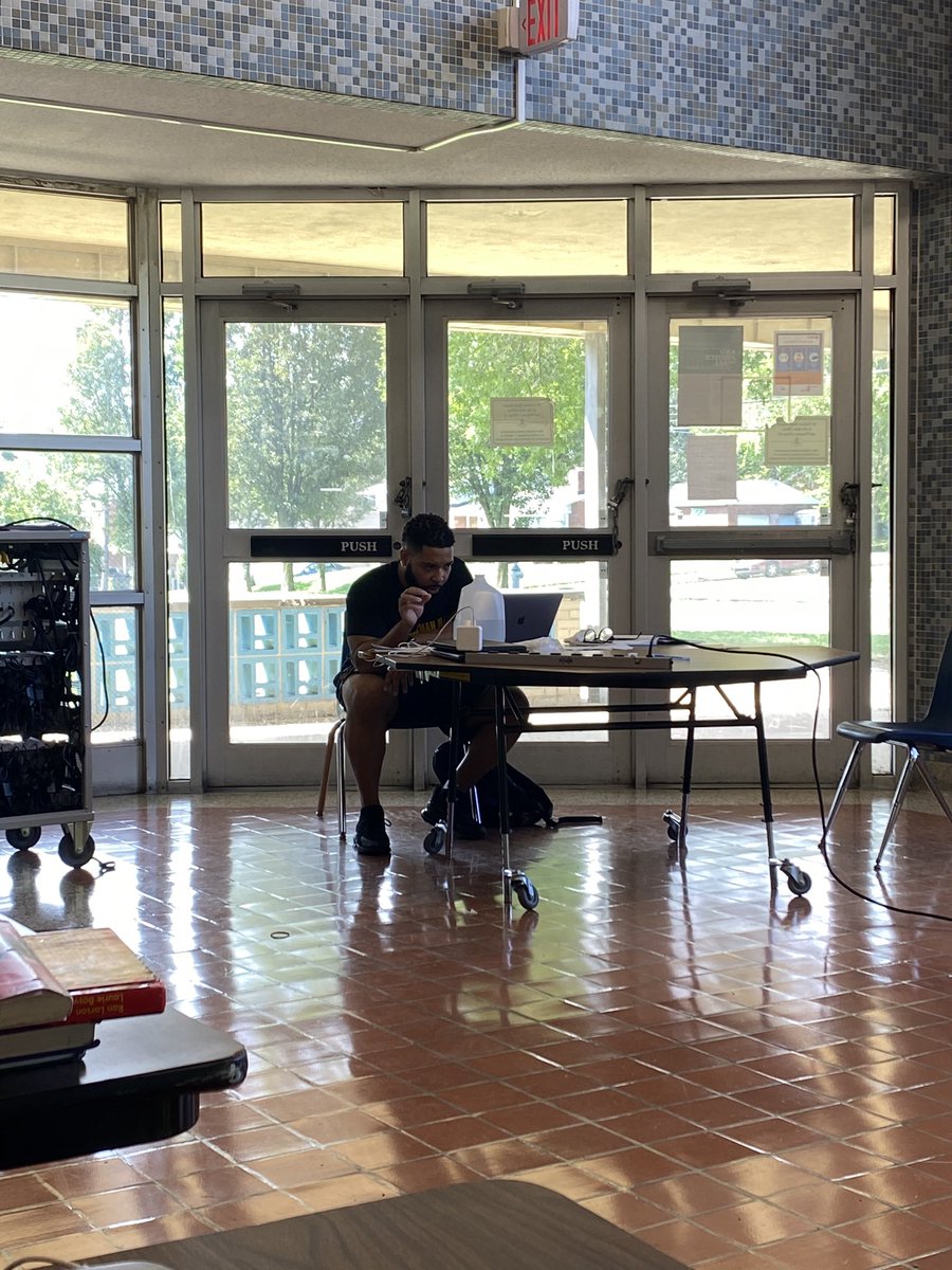mshowellsays's tweet photo. Principal in Action: caught @mrlee6 providing virtual scheduling support to one of our @DFMS_PGCPS families! https://t.co/3q5k7aq5mr