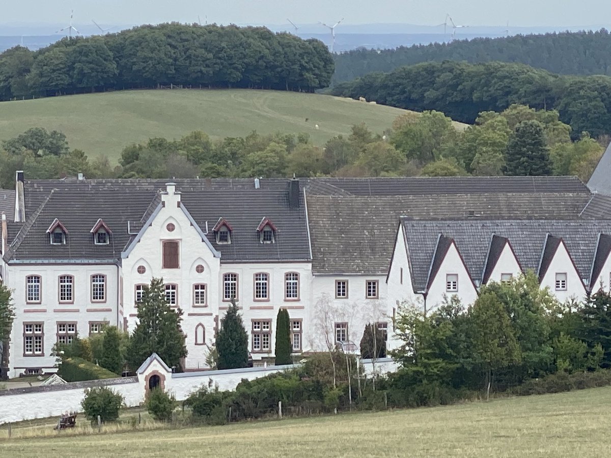 Herrmaennchen's tweet photo. Das ist ja #Starkbier! Ich musste natürlich #Trappistenbier probieren. Jetzt bin ich müde. Die vielgepriesene Erbsensuppe ist wirklich köstlich. 😀
#Mariawald #Eifel https://t.co/y5NxBngZyS
