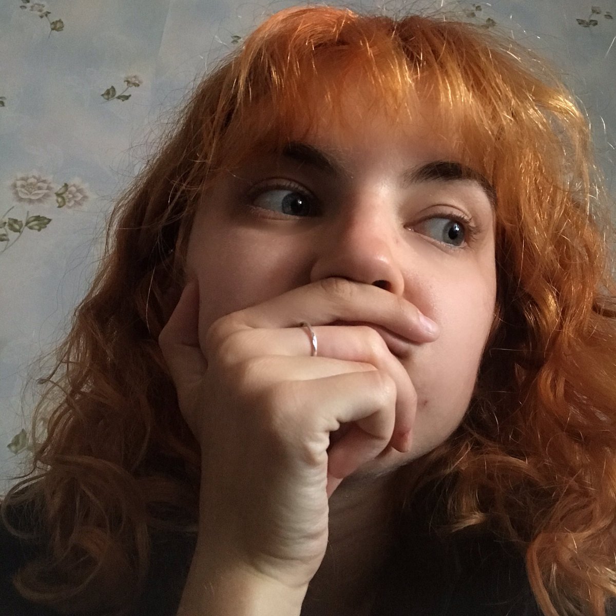 ох уж этот уебский момент когда мне нужно ехать куда-то надолго и я не могу прям щас сесть и нарисовать акварелью хенджина с этими глазищами