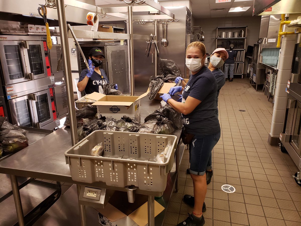 PowerUpDiana's tweet photo. @PowerUpCafe Quality Assurance &amp; Compliance Coordinator for Schools  @PowerUpDiana visiting @langhamcreekhs as they prepare and serve curbside meals. Thank you team 🍔🍎🍏@CyFairISD   @CFISDnoticias @Jhernan64326862 https://t.co/mZUSOx3EoG