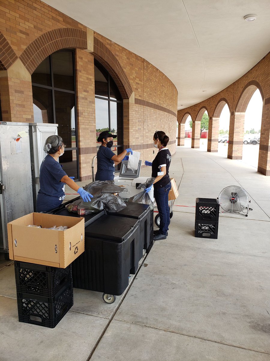 PowerUpDiana's tweet photo. @PowerUpCafe Quality Assurance &amp; Compliance Coordinator for Schools  @PowerUpDiana visiting @langhamcreekhs as they prepare and serve curbside meals. Thank you team 🍔🍎🍏@CyFairISD   @CFISDnoticias @Jhernan64326862 https://t.co/mZUSOx3EoG