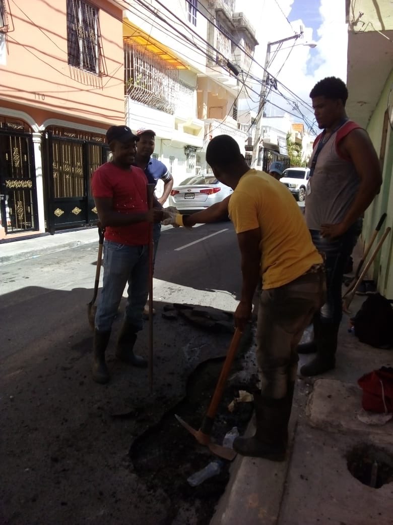 caasdrd's tweet photo. Equipo de la dirección de Operaciones @caasdrd, realiza trabajos para garantizar servicio de agua potable en sector Atala del Distrito Nacional. #CAASDTrabaja #CadaGotaCuenta https://t.co/wVJ6IadlTH