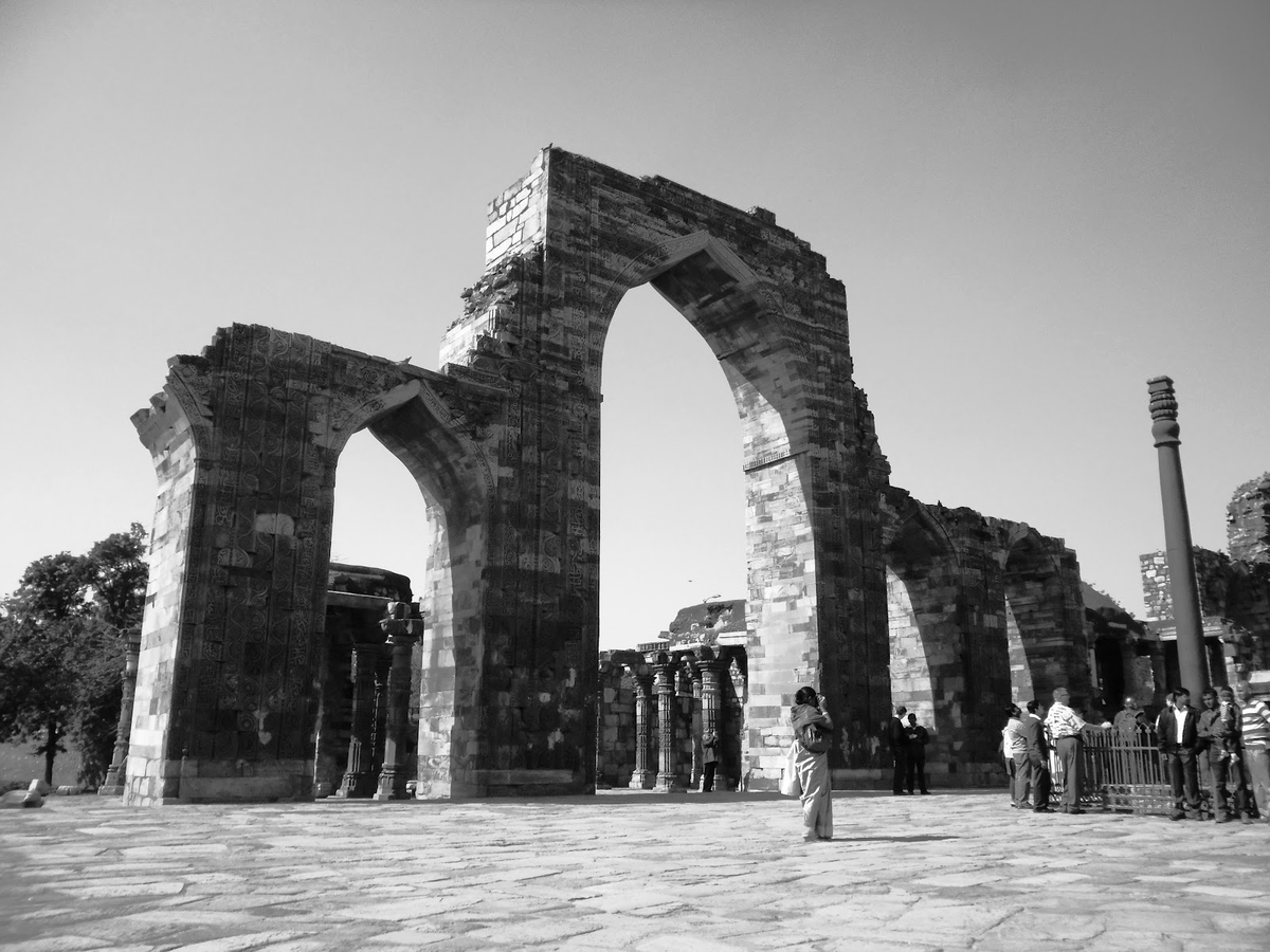  During Mamluk Dynasty ruler Qutb-ud-din Aybak, the first mosque Quwwat al-ι⳽lam (Qutb Minar complex) was built after re-usιng the dēmolι⳽hēd part of the ruιn⳽ of 27 Hindus and Jain temple⳽.