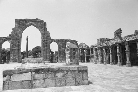  During Mamluk Dynasty ruler Qutb-ud-din Aybak, the first mosque Quwwat al-ι⳽lam (Qutb Minar complex) was built after re-usιng the dēmolι⳽hēd part of the ruιn⳽ of 27 Hindus and Jain temple⳽.