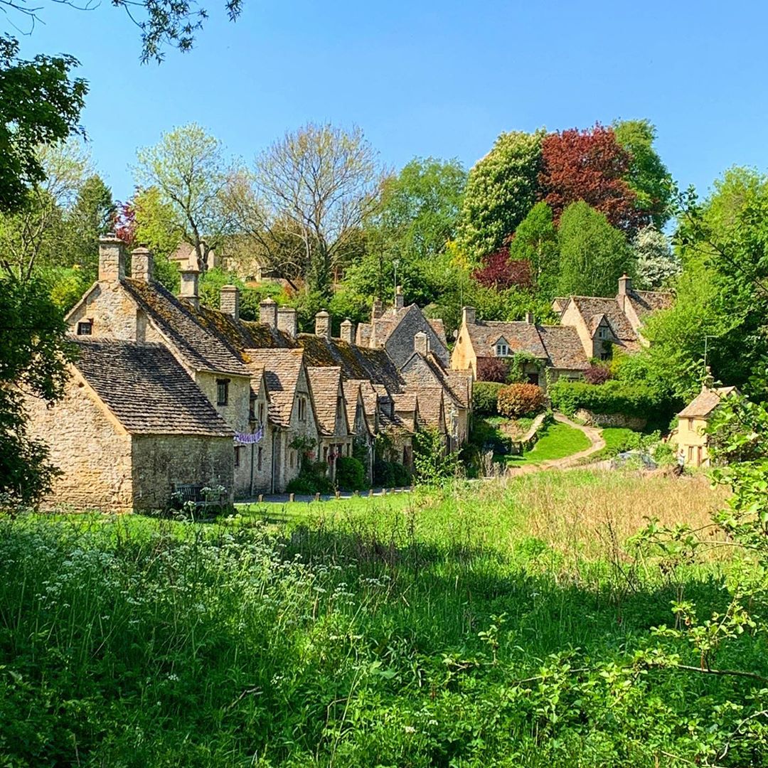 Spend your sunny staycation exploring the Cotswolds in all it’s beauty 🌳 Head over to our website to book your next countryside getaway 👉 cowleymanor.com #chocolateboxcottage #cotswolds #cotswoldstone #curioushotels #cowleymanor #discovercotswolds