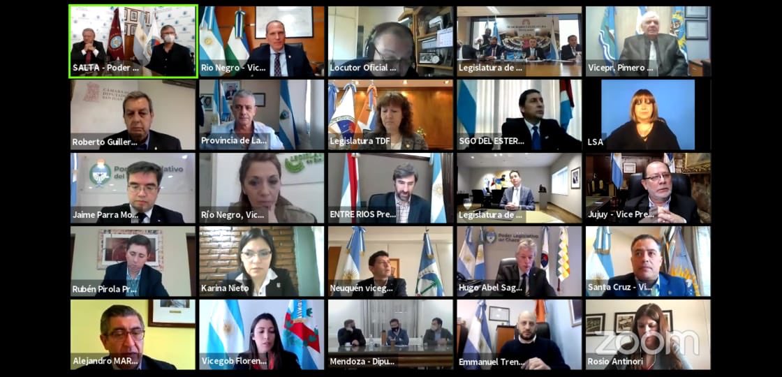 petilombardi's tweet photo. Ahora exponiendo sobre el trabajo que hemos venido haciendo desde marzo en @LegislaturaMdz en el primer #FoFAP
@lconectadas https://t.co/yg630IezFm