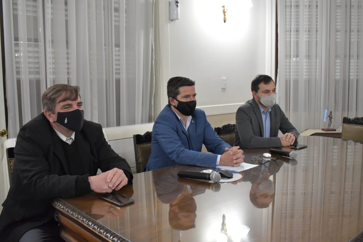 petilombardi's tweet photo. Ahora exponiendo sobre el trabajo que hemos venido haciendo desde marzo en @LegislaturaMdz en el primer #FoFAP
@lconectadas https://t.co/yg630IezFm