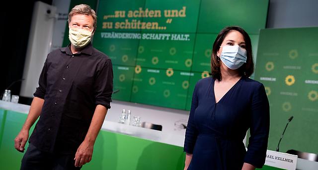 Dt_Aerzteblatt's tweet photo. Überarbeiteter Programmentwurf: Grüne setzen stärkeren Akzent auf Gesundheit: Berlin – Knapp drei Monate vor ihrem Bundesparteitag haben die Grünen heute den überarbeiteten Entwurf für ihr neues Grundsatzprogramm… https://t.co/EP5JgSIIqN #Gr252ne #Programmentwurf #2021 https://t.co/McjyqEFKEM