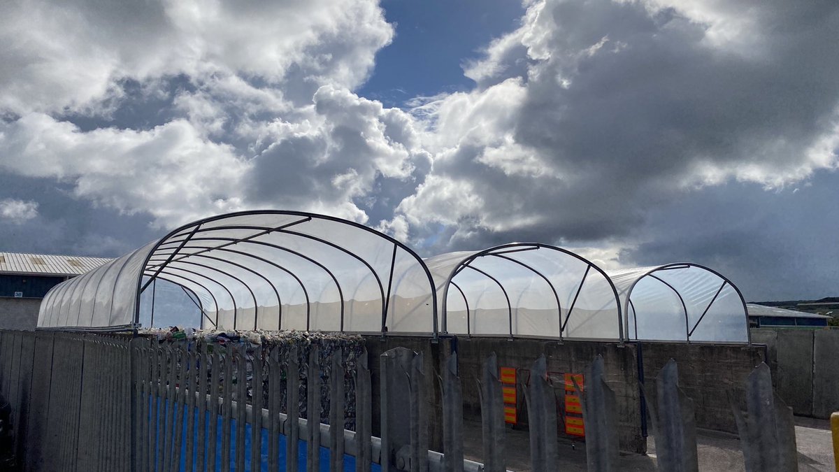 RSG_sn's tweet photo. Don't let storm clouds dampen your mood or product!
The operatives love the fact these bays are so light internally and on sunny days the polythene generates gentle heat, so if the bales go in damp, the covers help dry them out.
Can't ask for more than that!!
#RSG #nobull https://t.co/pA6qJPC9vp