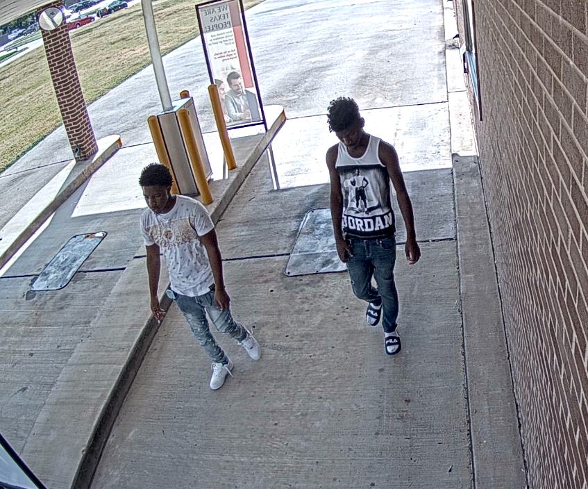 fortworthpd's tweet photo. #HeadsUp 

Do you recognize these suspects? They fired four shots at a family of four - the family was part of an overnight cleaning crew.

Please call 817-392-4730 with any information. https://t.co/DVU0myKfPK