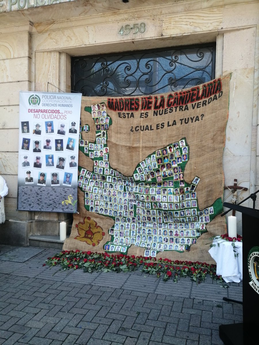 En el comando de la policía de Medellín, en la conmemoracion del dia internacional de las Víctimas de desaparición forzada #Medellin #PrimeroLaVida @MadresdelaCand1 @PoliciaMedellin @Redepaz_Oficial