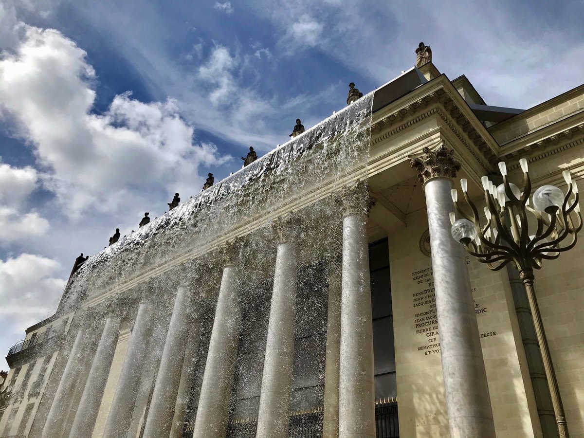 HERVE73950491's tweet image. Cascade « Rideau d’eau » sur la façade du Théâtre Graslin à Nantes. Août 2020. Fraîcheur et Culture. 🌧📚🇫🇷
