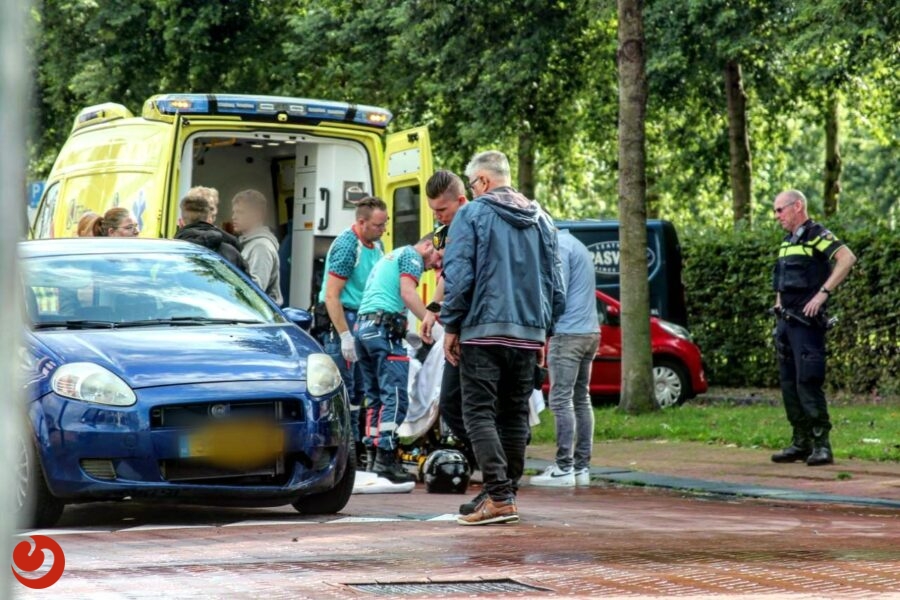 Scooter in botsing met auto; vrouw gewond - DRACHTEN – Bij een botsing tussen een scooter en een auto op de Oude Nering is vrijdagmiddag een vrouw gewond geraakt. Het ongeval... -..