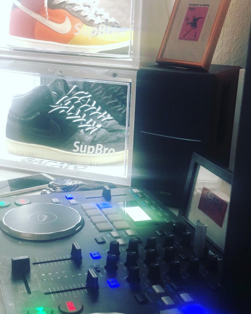 GeminiSoundHQ's tweet photo. #view #mood #display #sneakerlpve #sneakerhead #sneakercollector #sneakercare #sneakercrate #litbox #teamsupa #teamssupbro #teamsapato ...Can any #hypebeast  tell me about the sneakers in the display ? not hyped but rare and limited 😎 ( #📷 @spicychickenwings ) https://t.co/xqU5uX7tas