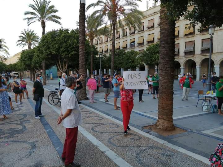 PodemosJerez's tweet photo. 📢 Fotos de la movilización de ayer de Flampa Jerez donde estuvo #PodemosJerez acompañando.

👉 Ahora a ver si se enteran las administraciones competentes de realizar una #VueltaSeguraAlCole https://t.co/4orK407KBI