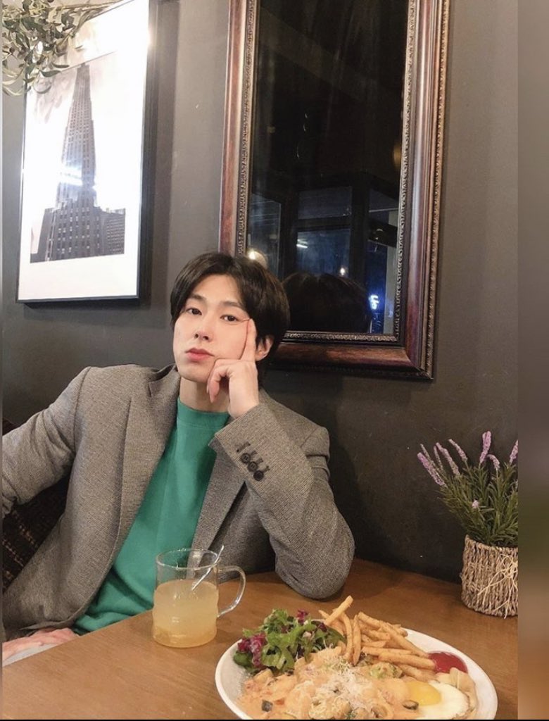 Yunho serving us boyfriend look (1)Retweet for dinner dateLike for cafe date