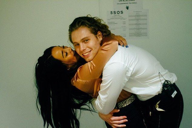 abby_gardss's tweet image. What a powerful duo #STREAMBESTYEARS #OLDMEMV #Red5SOS #THANKSFORBESTYEARS