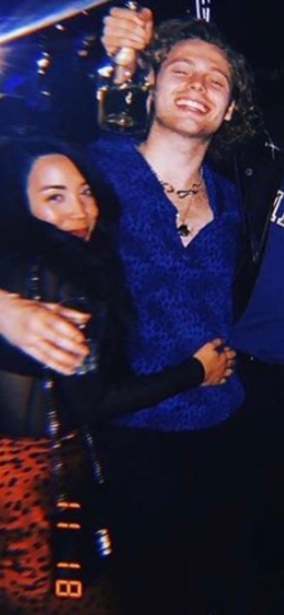 abby_gardss's tweet image. What a powerful duo #STREAMBESTYEARS #OLDMEMV #Red5SOS #THANKSFORBESTYEARS