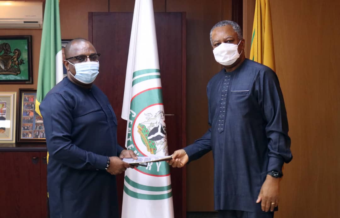 GeoffreyOnyeama's tweet photo. Today, i received Letters of Commission from Mr Wale Fatoki, Honorary Consul of the Republic of #Lithuania to Nigeria and Mr @FKafeero, New Representative of @FAO in Nigeria. #StayHomeSaveLives #COVID19 @NigeriaGov @DigiCommsNG @LithuaniaMFA  @FAONigeria https://t.co/DA1bibQK2J
