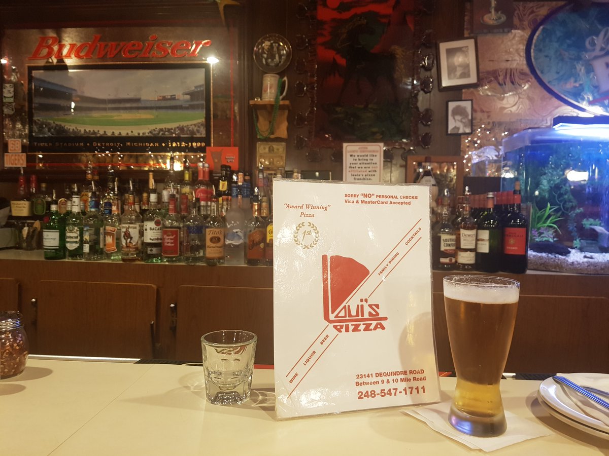 19/08/28Detroit days. Return the rental (just in time), the Police were kind enough to check our speed, + the best pizza in town. Good to be reunited with my friend from Korea  @MIcustomtables. Great to enjoy some home comforts.  #MLB  #DiamondsOnCanvas  #AndyBrown