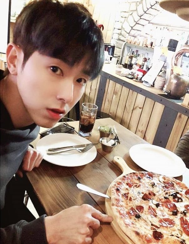 Yunho serving us boyfriend look (4)Retweet for Pizza date Like for Sushi date