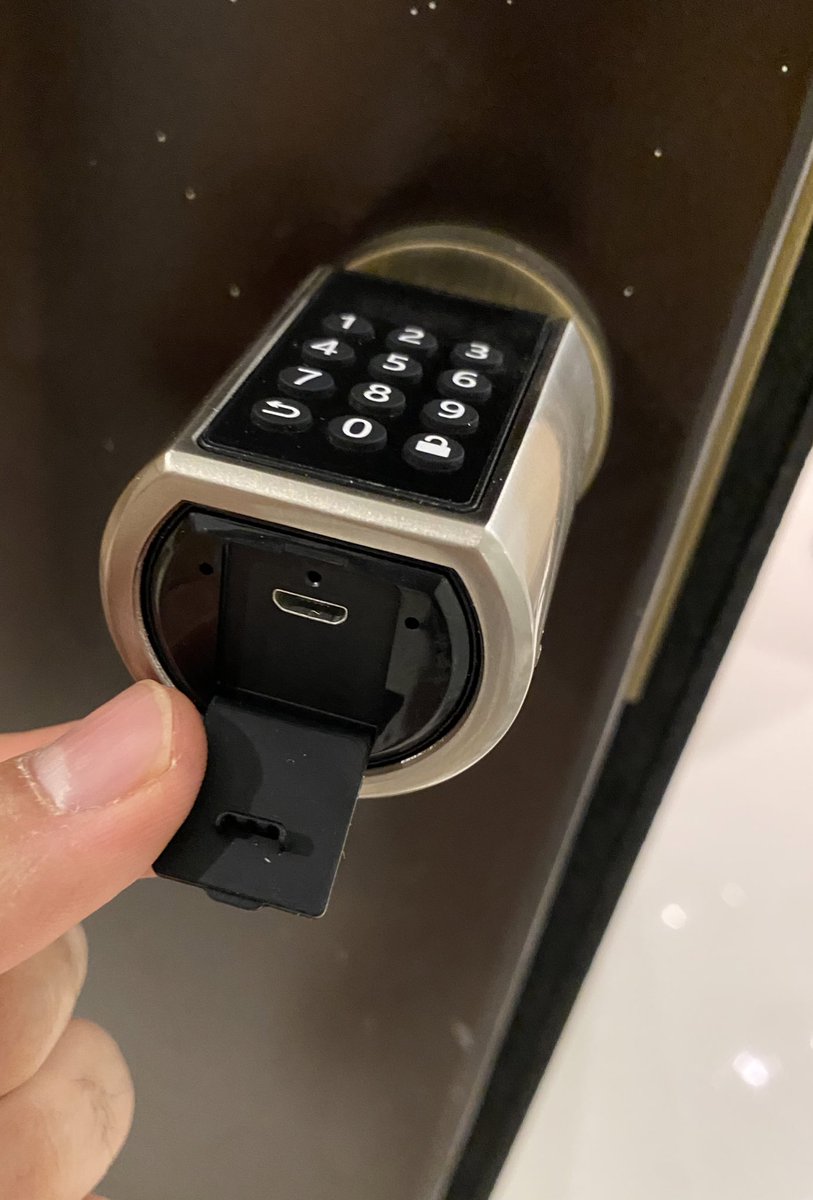 MrSaa3d's tweet image. الشي اللي خلاني اختاره انه مايحتاج تخرب او تسوي اي شي بالباب فقط تطلع القفل القديم وتركبه

وبعد فيه ميزة رهيبة 

في حال ان خلصت بطاريات القفل 

في مدخل تقدر تشحنه بالباور بانك وبتقدر تشغل القفل 👍🏻