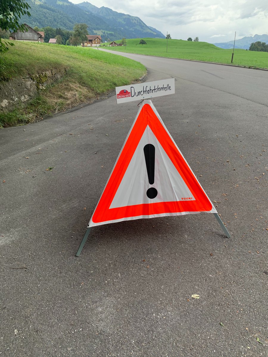 OCC_Klassiker's tweet photo. Schummeln gilt nicht!
Unsere CEO Désirée Mettraux agiert heute auf der OCC Jungfrau-Rallye als versteckter Streckenposten: "Ich kontrolliere hier, ob die Teilnehmer auch wirklich über die Brücke fahren."
#echtOCC #schweiz #jungfraurallye #OCCstory #OCCteam https://t.co/9wn6C0kmEs