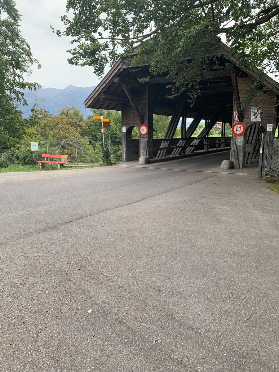OCC_Klassiker's tweet photo. Schummeln gilt nicht!
Unsere CEO Désirée Mettraux agiert heute auf der OCC Jungfrau-Rallye als versteckter Streckenposten: "Ich kontrolliere hier, ob die Teilnehmer auch wirklich über die Brücke fahren."
#echtOCC #schweiz #jungfraurallye #OCCstory #OCCteam https://t.co/9wn6C0kmEs