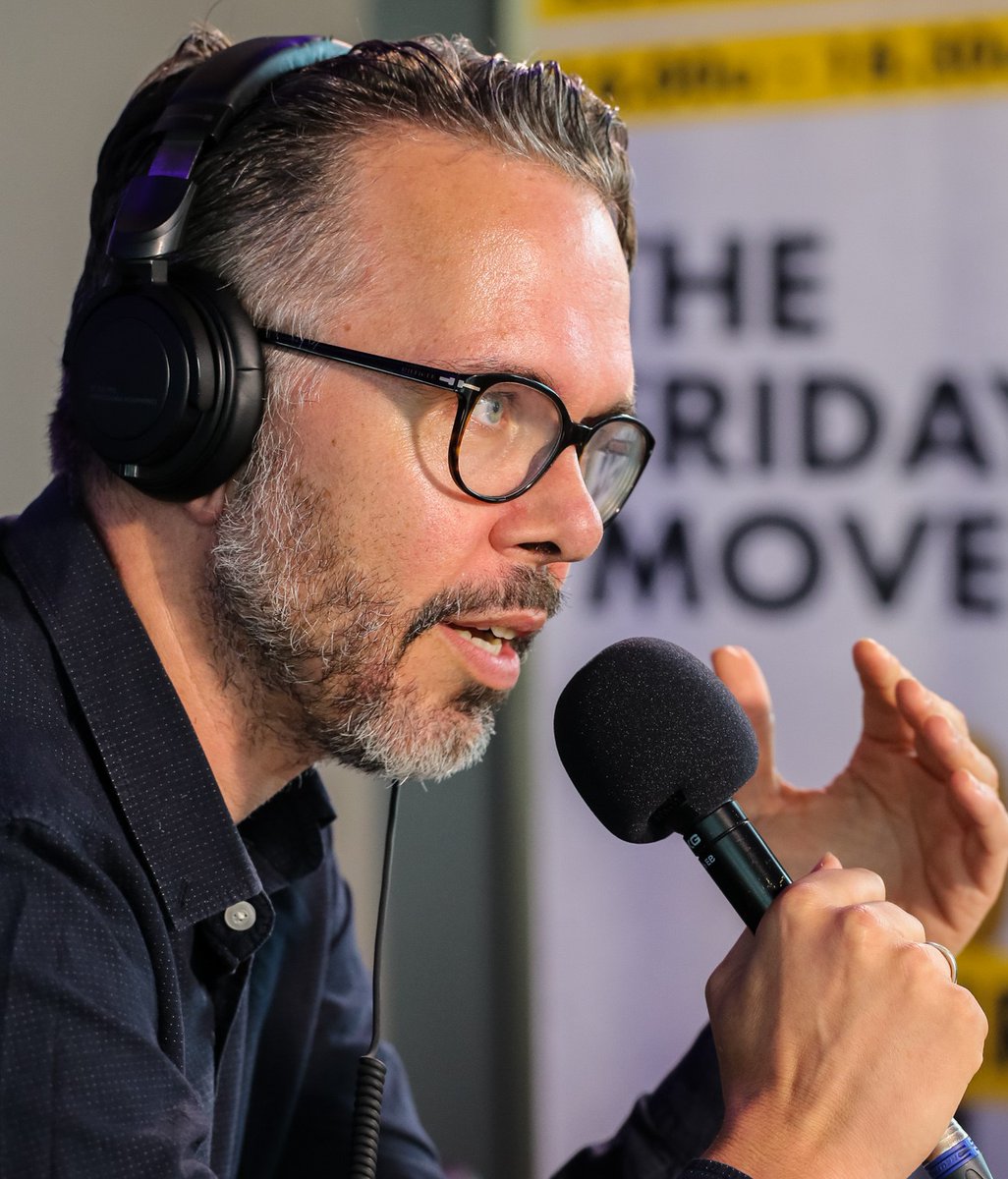 BNRfridaymove's tweet photo. @michielveenstra reikt dit jaar de Dutch Podcast Award (DPA) uit. Vanaf maandag 31 augustus kan iedereen z'n drie favoriete podcasts nomineren. Stemmen dus!

#thefridaymove #ikhoorbijbnr #thedutchpodcastawards @BNR @BNRfridaymove @Dutchpodcastaw1 https://t.co/o0cKNenhpZ