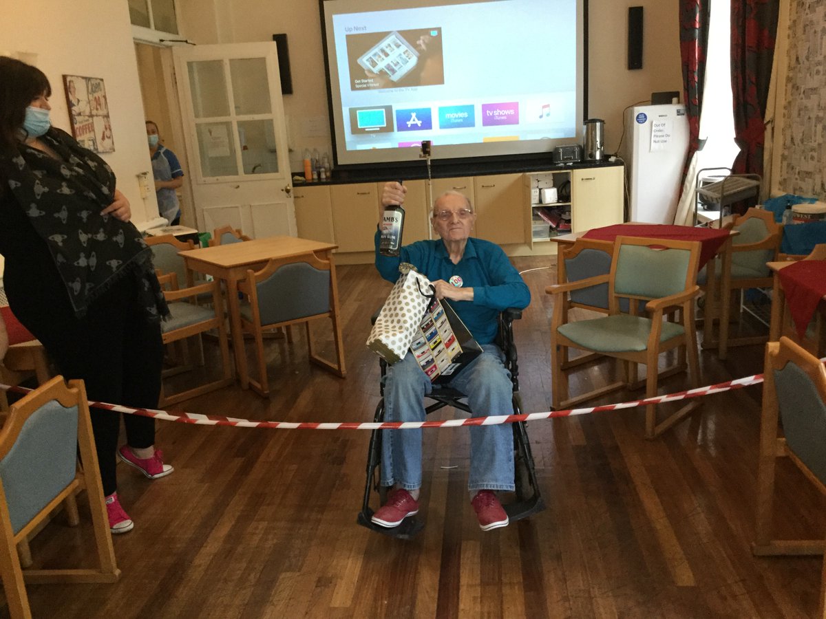 Centenarian 💯 RNVR Seaman Torpedoman Austin Hubert Howes today became a lifetime honorary member of the Royal Naval Association (RNA), Forth Valley Branch 🏴󠁧󠁢󠁳󠁣󠁴󠁿&amp; was proudly  presented with a bottle of <a href="/Pussers/">Pusser's Rum</a> by Cdr Mills - RN Regional HQ. Read his story below 👇 <a href="/SemaphoreCrew/">RNA Central Office</a>