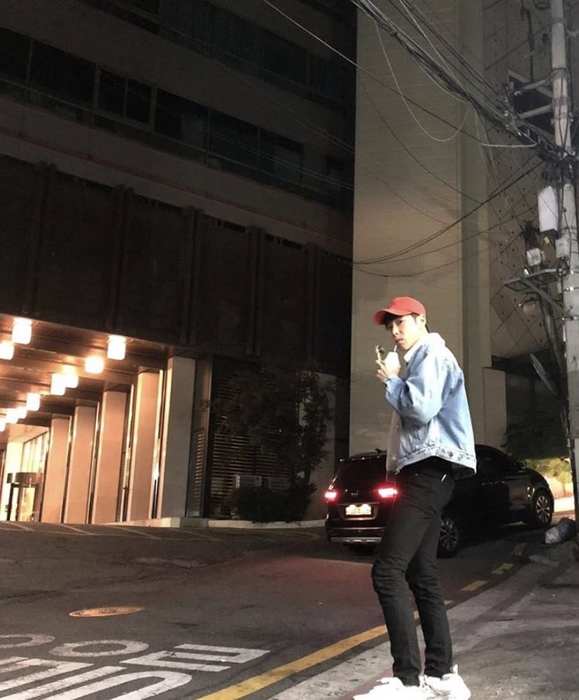 Yunho serving us boyfriend look (6)Retweet for late night cafe dateLike for late night convenience store date