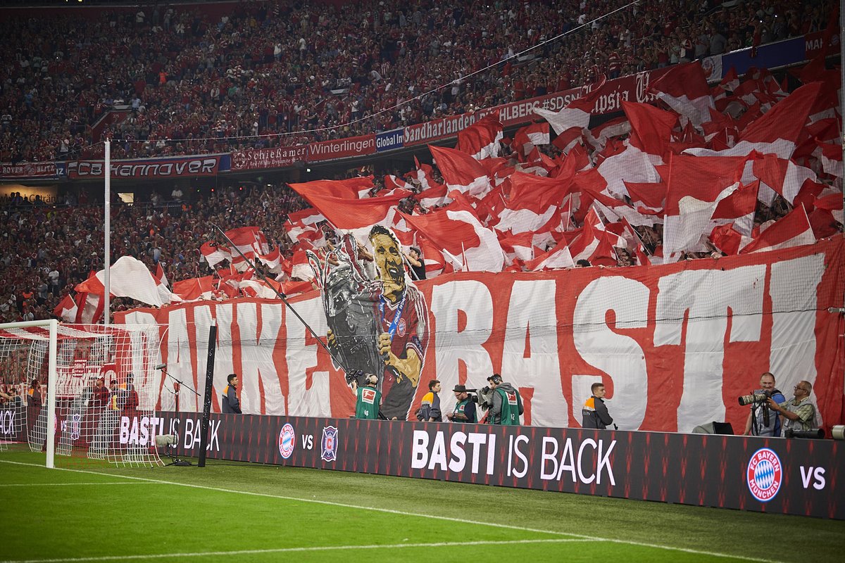 BSchweinsteiger's tweet image. Unbelievable how fast time goes by. It has already been two years since my farewell game in the Allianz Arena. This was certainly one of the most beautiful and emotional moments in my career 🙌
 @FCBayern @ChicagoFire