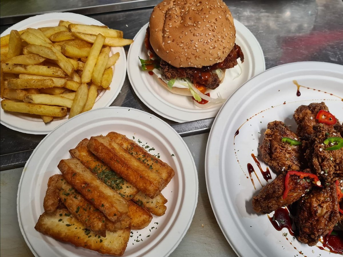 FRIDAY NIGHT SPREAD AT HOME VIA @DELIVEROO. GET THOSE ORDERS IIIIIN! Not long left ✌️