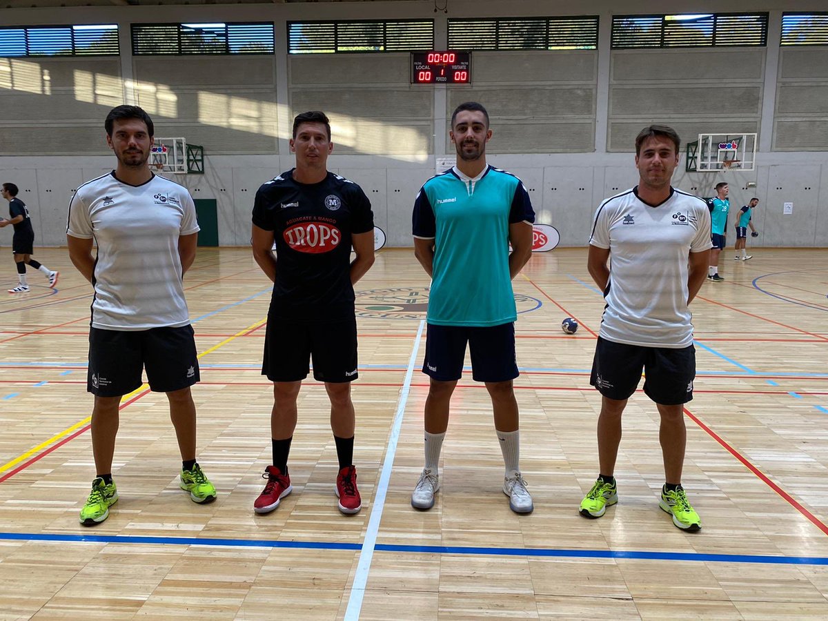 Ayer en <a href="/colegioolivos/">Colegio Los Olivos</a>: 

🏆 Copa Andalucía 

🤾‍♀️ <a href="/BMCiudadDMalaga/">TROPS MÁLAGA BM.</a> vs <a href="/CordobadeBM/">Club Córdoba de Balonmano CBM</a> 

 Equipo arbitral: 
⚖️ <a href="/alberto_3/">Alberto Macías</a> y Ernesto Ruiz
✍️ <a href="/evasm18/">Eva Sánchez.</a> y <a href="/laurita_gf/">laura González</a> 
 
📺<a href="/Molieinstein/">Jose Manuel Molina</a>: youtu.be/30Oqctjo_ns