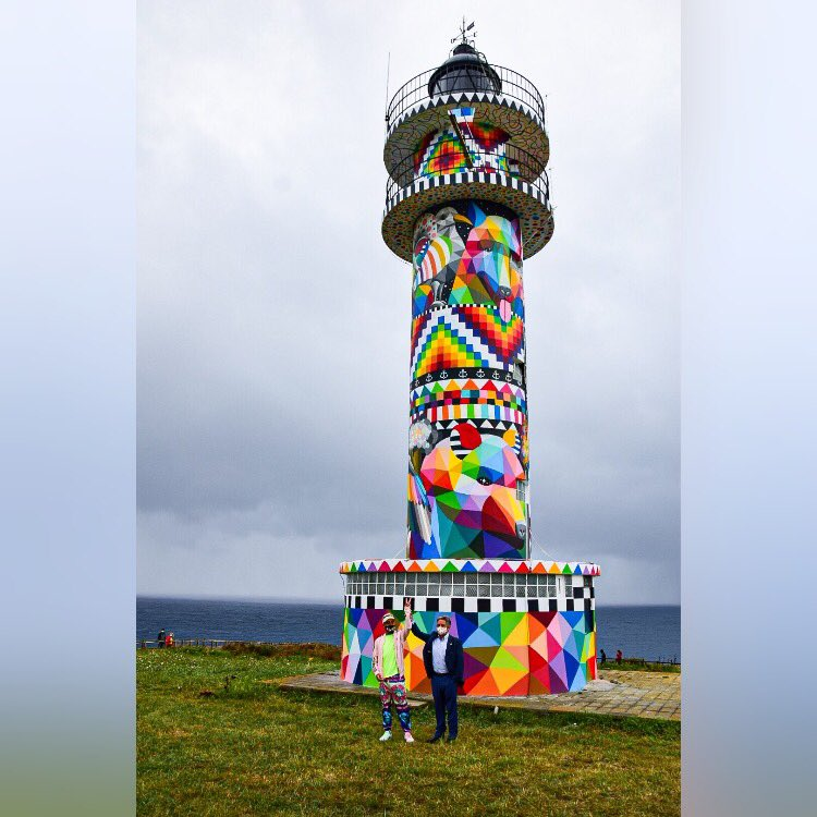 memescastilla's tweet photo. Se llama Óscar pero su nombre artístico es Okuda. Hace años inicio su proyecto mural en un molino de Ciudad Real y esta semana lo ha concluido pintando un faro en Cantabria para visibilizar el lema: "De Santander a Puertollano todo es campo castellano" 
👏👏👏👏👏
RT y difusión!! https://t.co/MiJ9kn4z2I